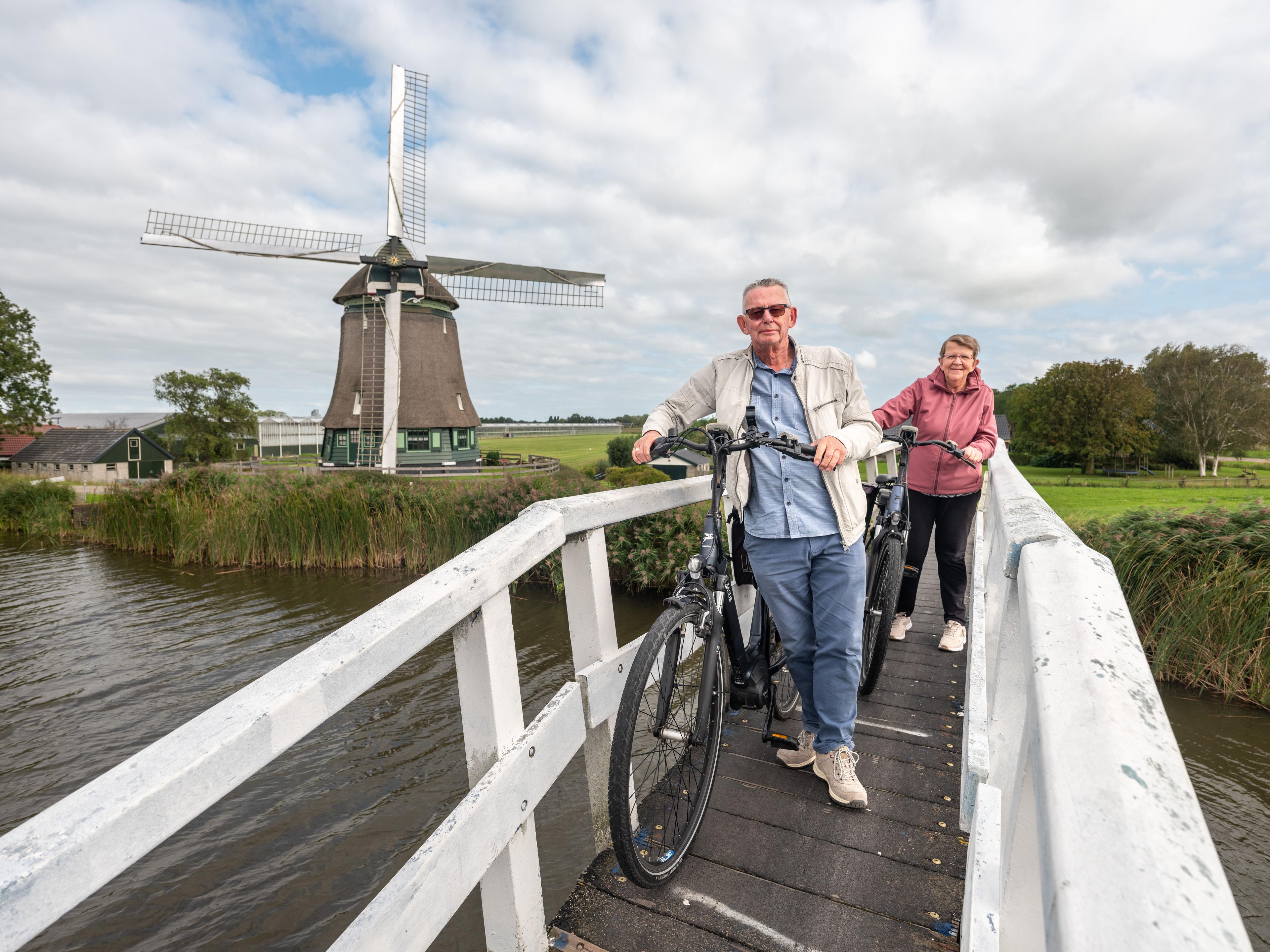 twee fietsers op een brug