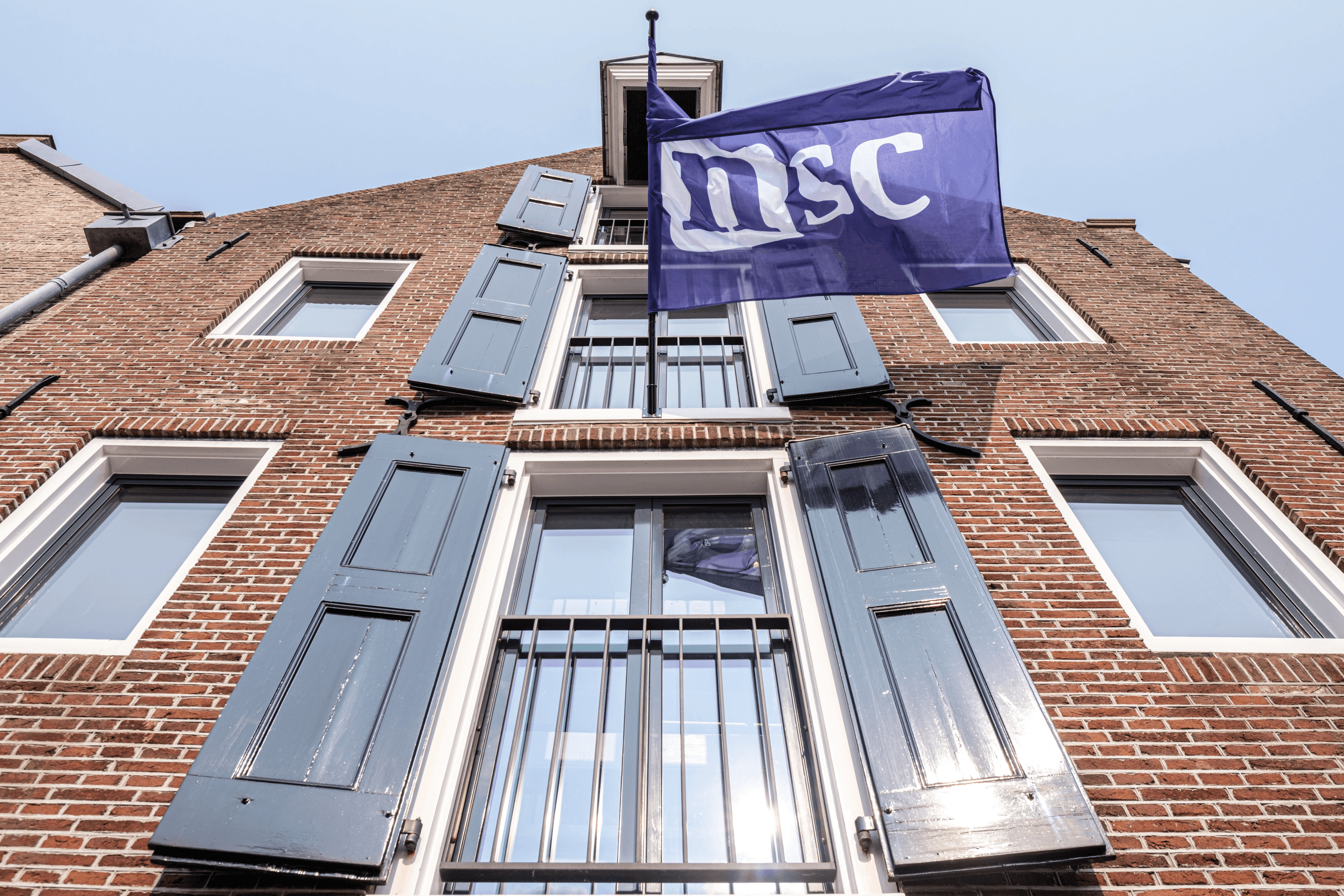 Vlag van NSC aan gevel van partijbureau
