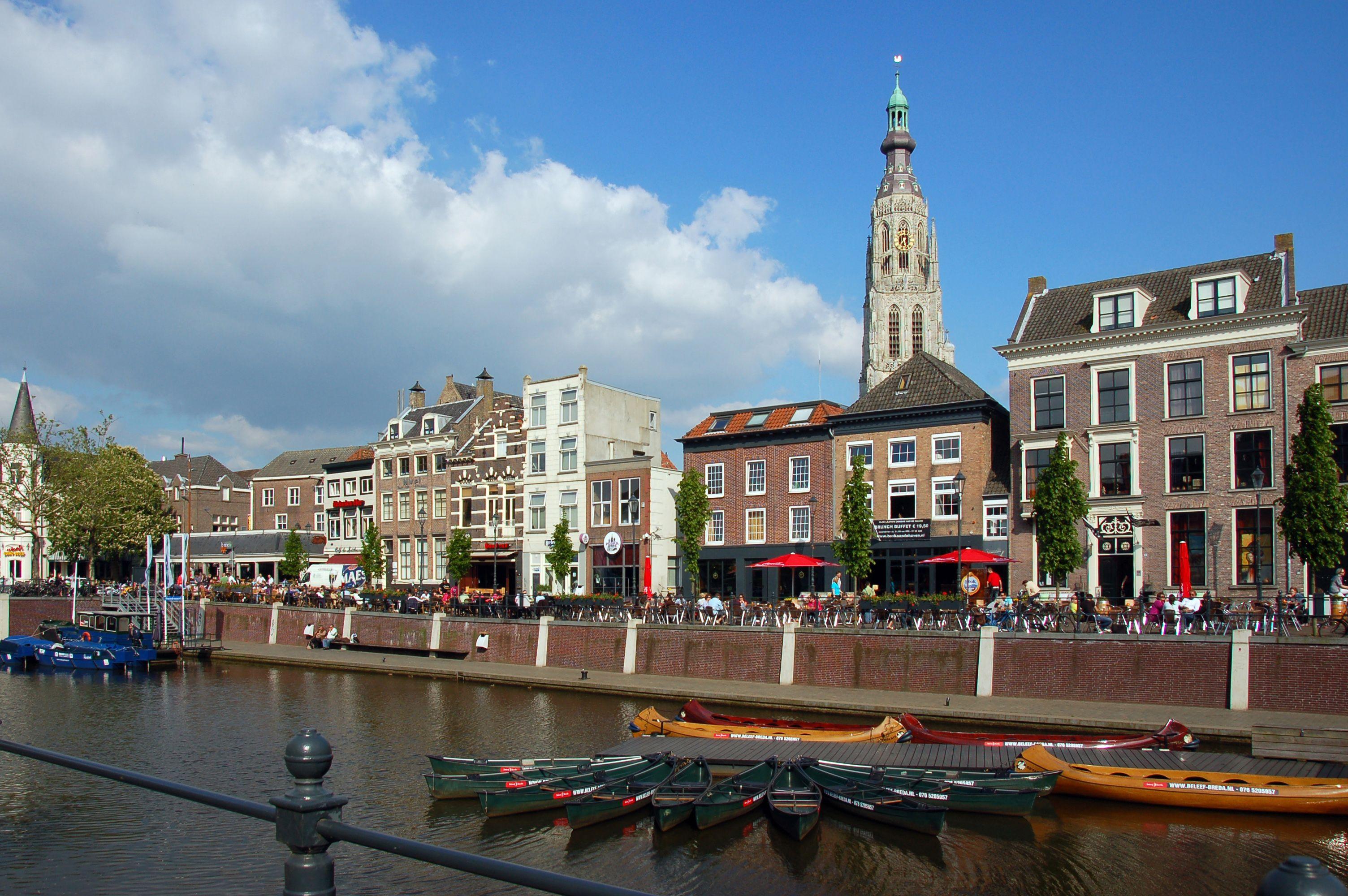 Gracht in Breda met kerk op achtergrond