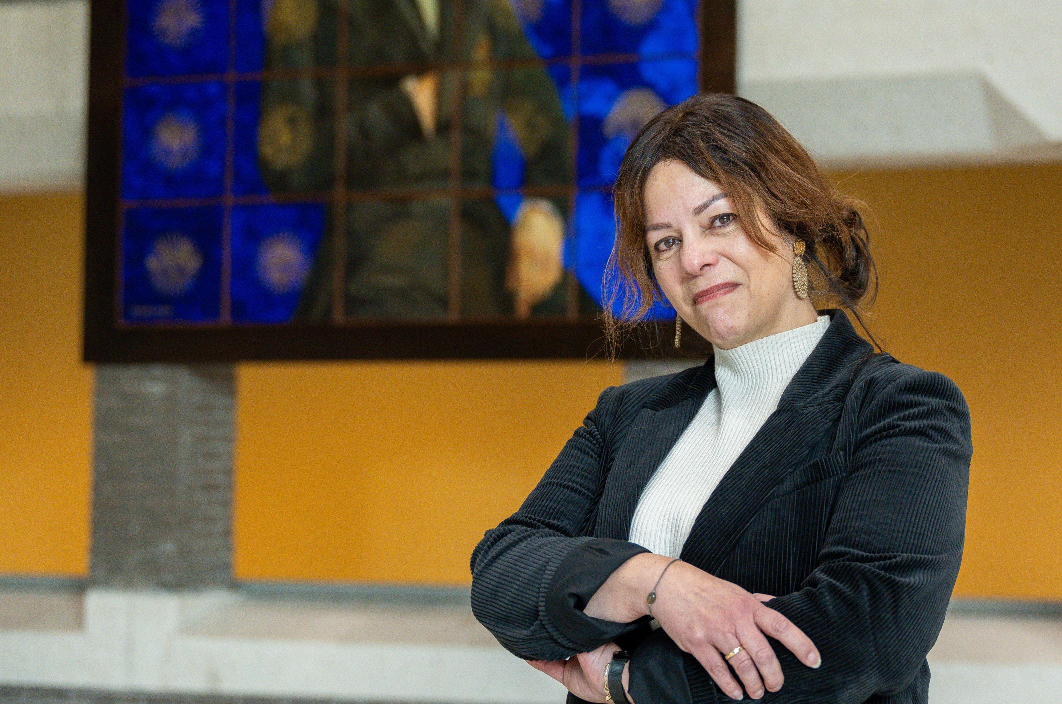 Sandra Palmen in hal Tweede Kamergebouw
