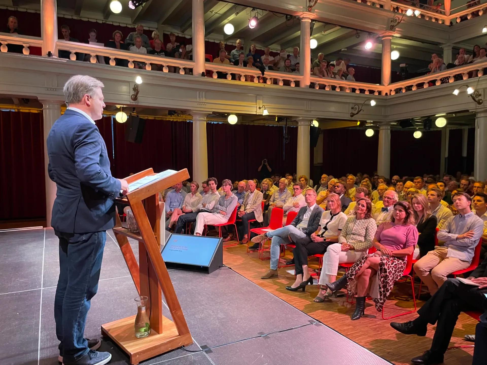 Pieter Omtzigt spreekt zaal toe bij H J Schoo lezing
