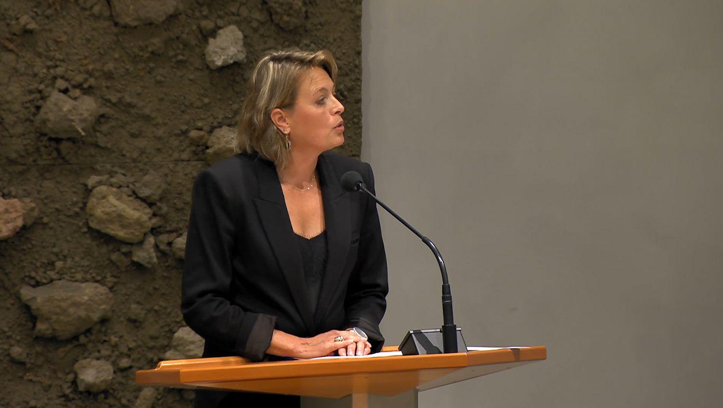 Ilse Saris tijdens haar maidenspeech in de Tweede Kamer