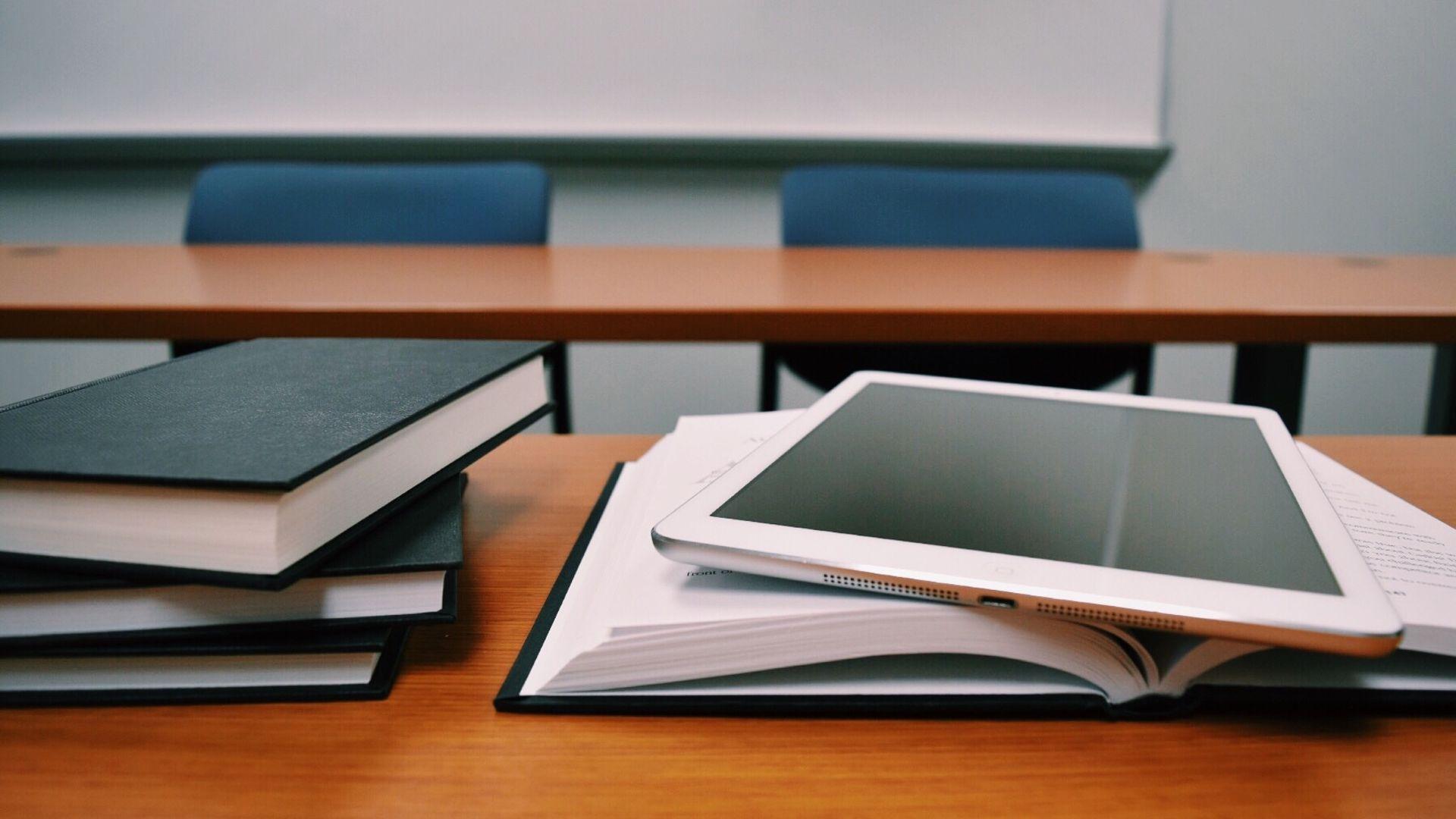 Boeken op een bureau