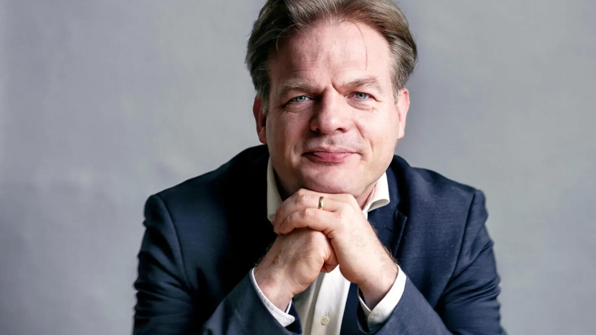 Pieter Omtzigt kijkt camera in met kin op handen