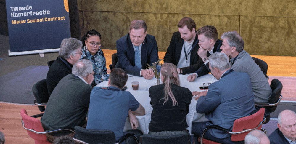 Pieter Omtzigt aan tafel met leden NSC