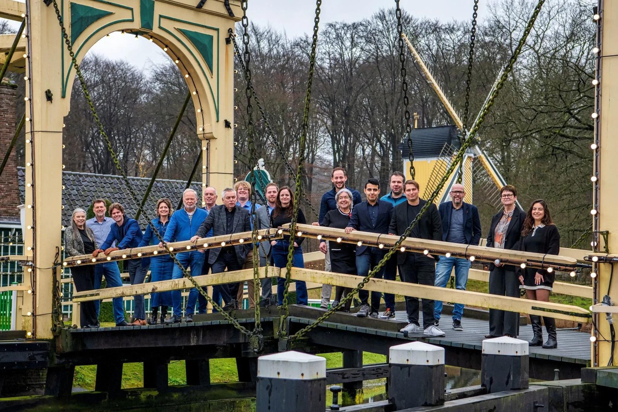 NSC regio coördinatoren op een ophaalbrug