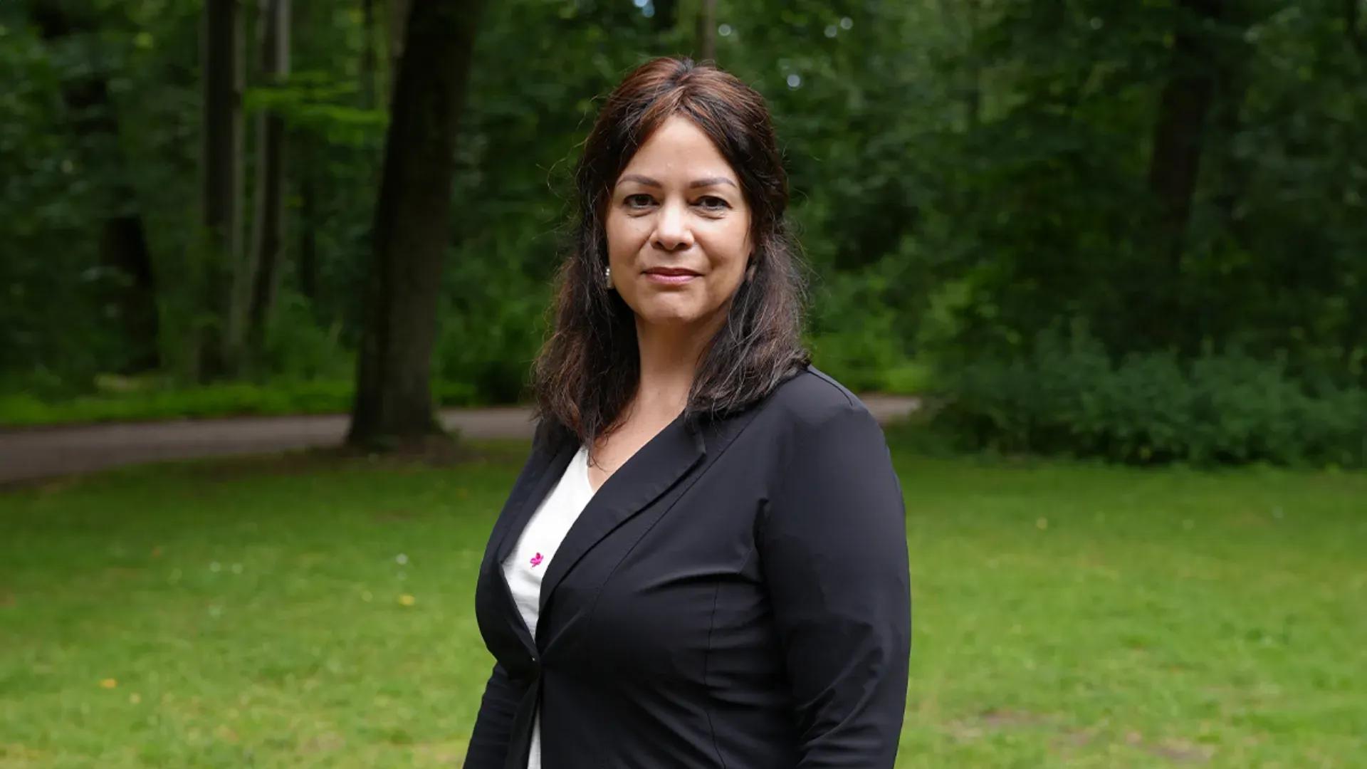 Sandra Palmen buiten in het park