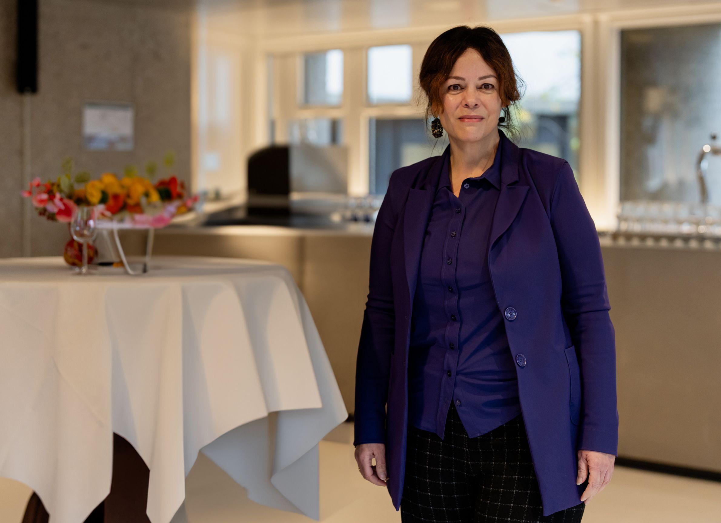 Sandra Palmen staat in zaal