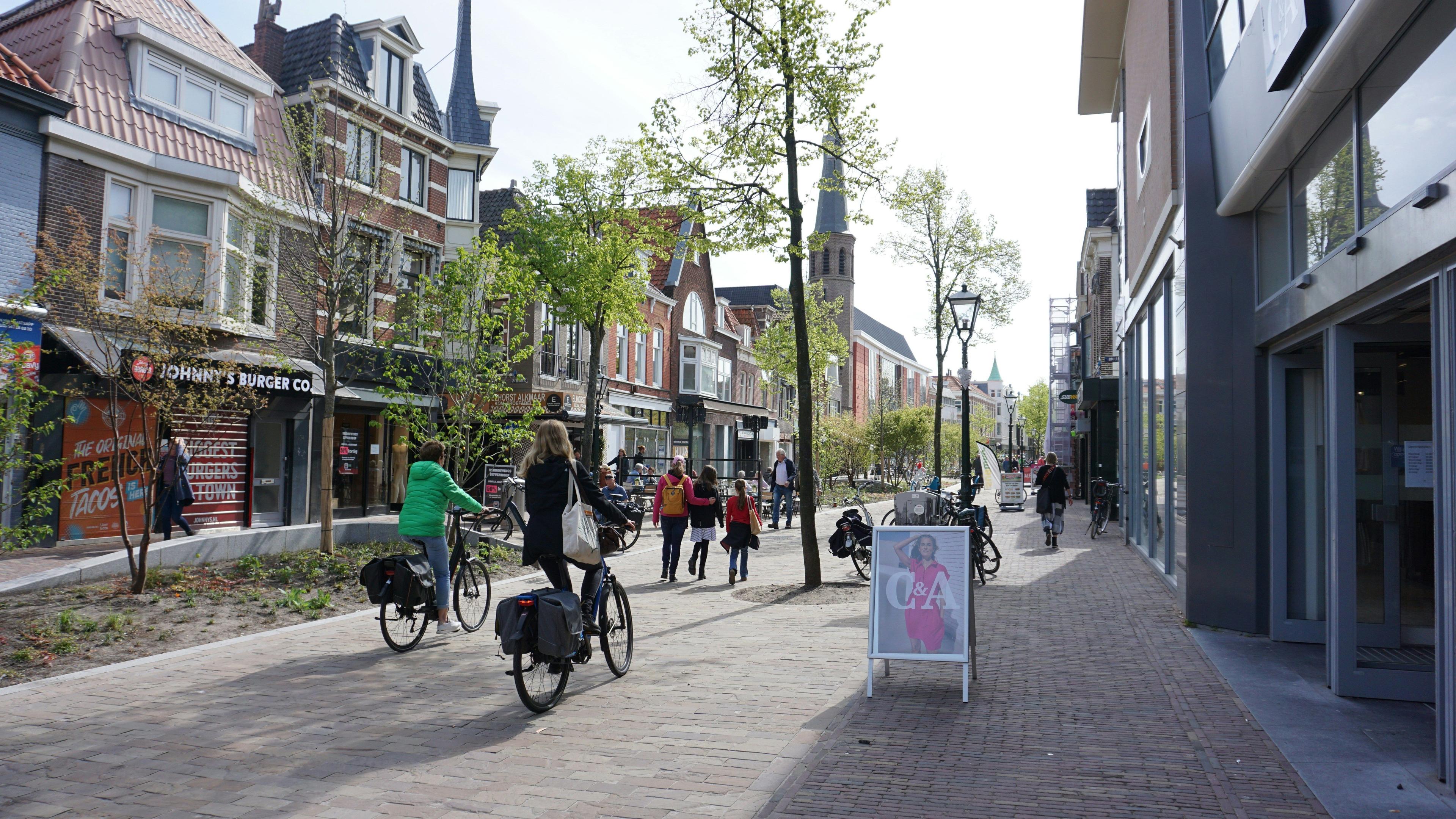 Fietsende mensen in straat in Nederland