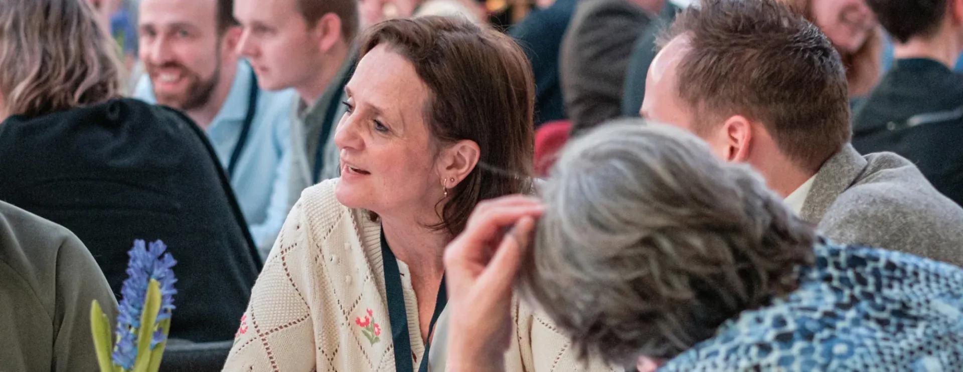 Nicolien van Voornhoven te midden van NSC leden op ledendag
