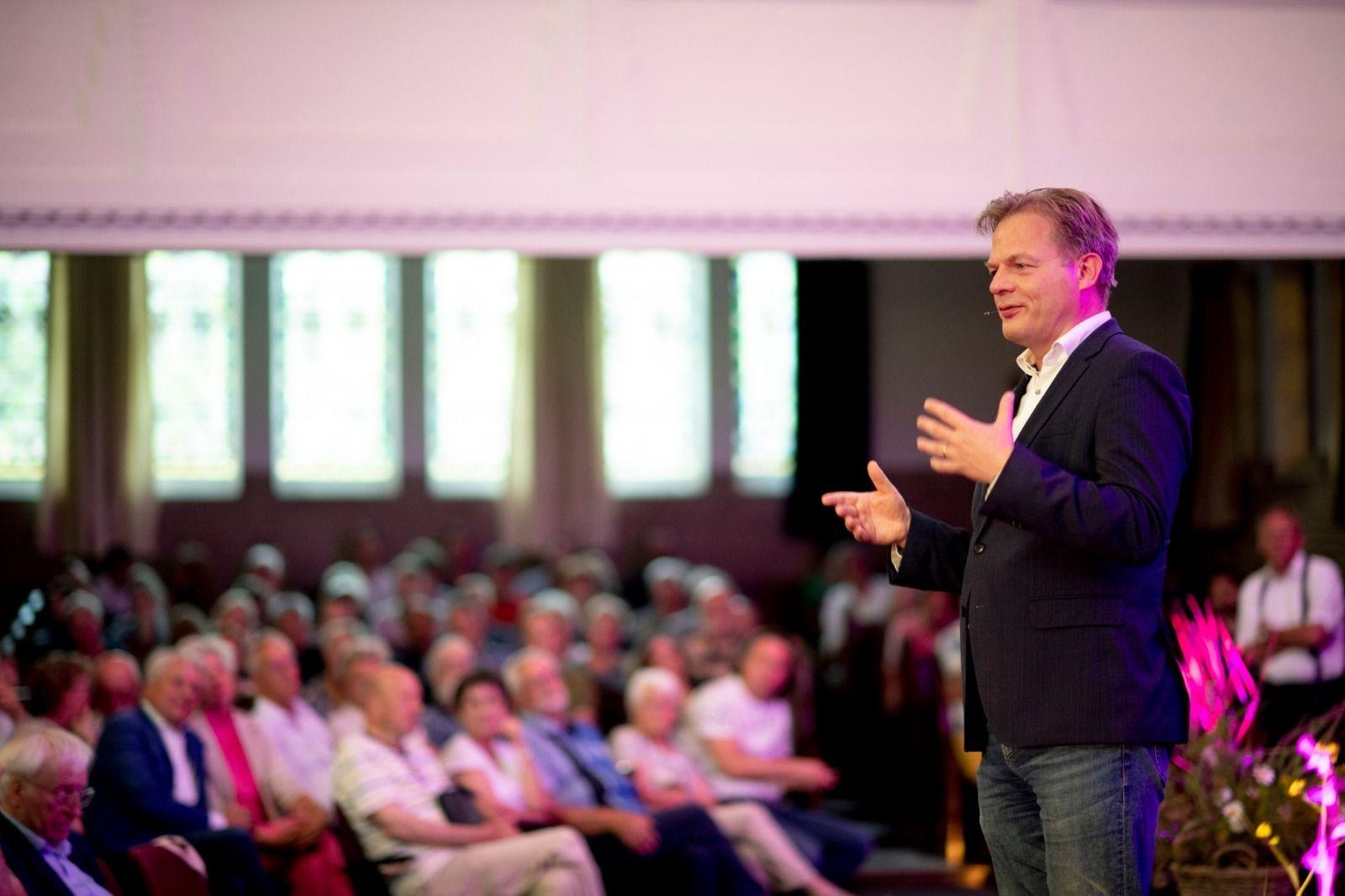 Pieter Omtzigt spreekt zaal toe