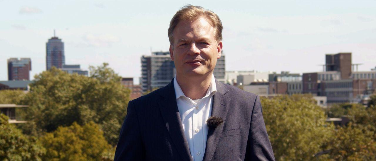 Pieter Omtzigt staat op een dak