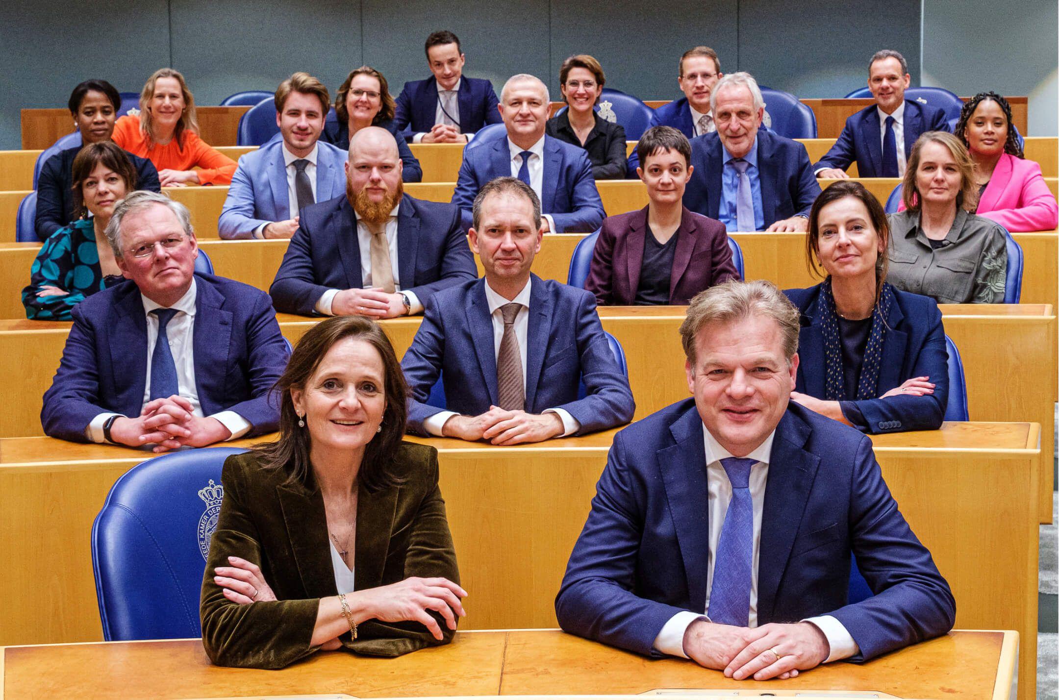 Op de foto leden van Nieuw Sociaal Contract. Op de voorgrond Nicolien van Vroonhoven en Pieter Omtzigt.