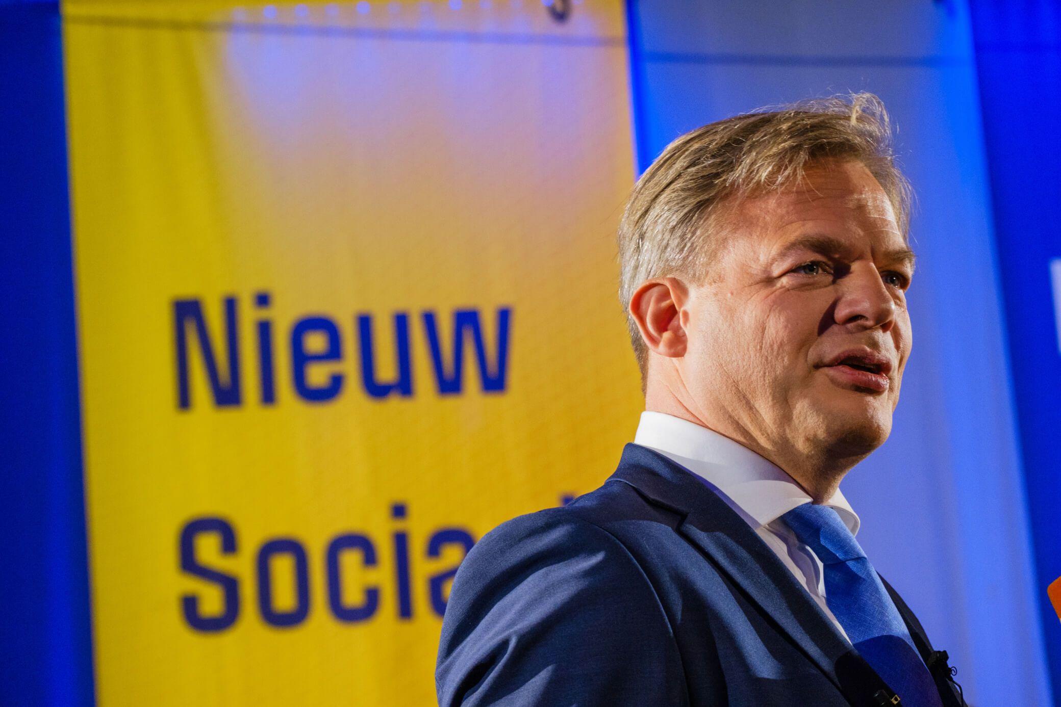 Pieter Omtzigt op foto voor vlag van NSC - geen veiligheid zonder financiele stabiliteit