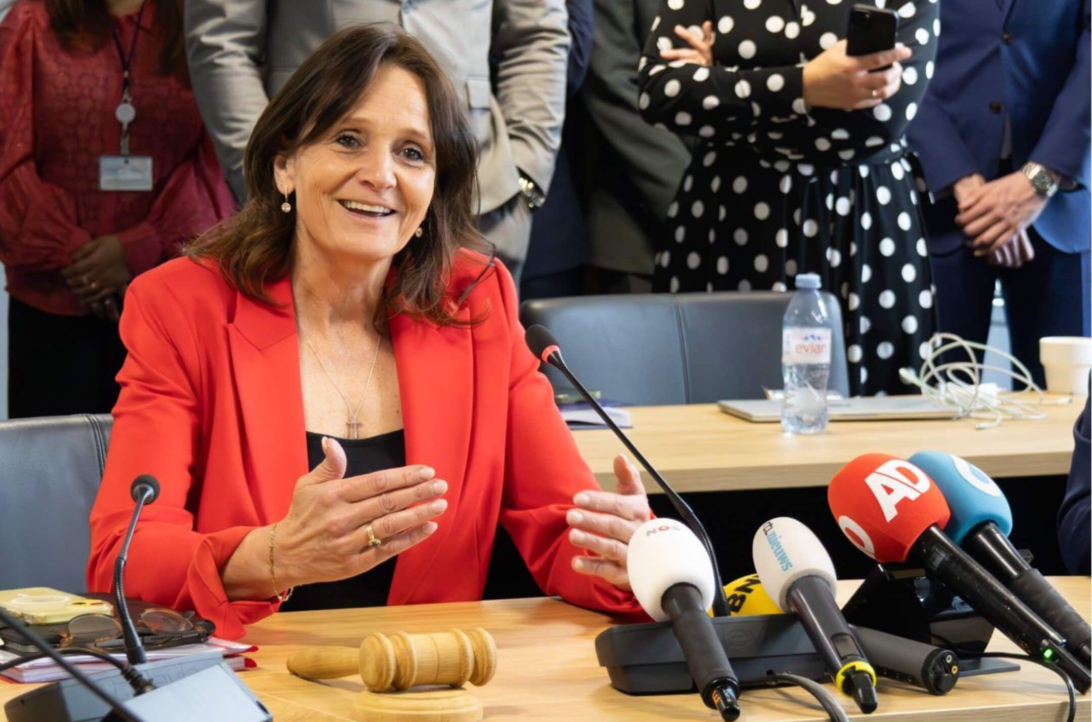 Nicolien van Vroonhoven aan de voorgrond tijdens de fractievergadering. Ze geeft een persconferentie.