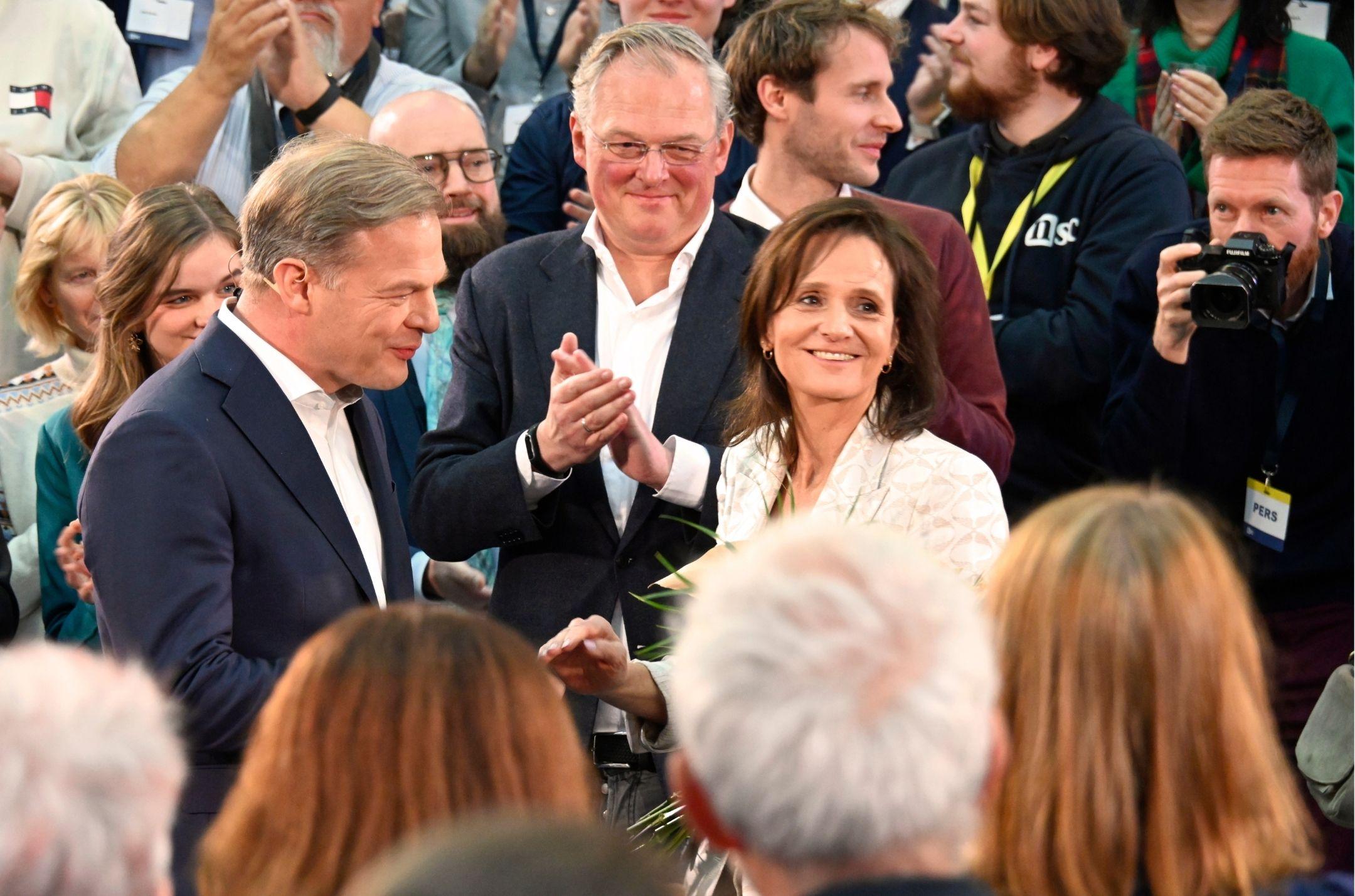 Op de voorgrond van links naar recht partijleider Pieter Omtzigt, Tweede Kamerlid Folkert Idsinga en Vicepartijleider en Tweede Kamerlid Nicolien van Vroonhoven