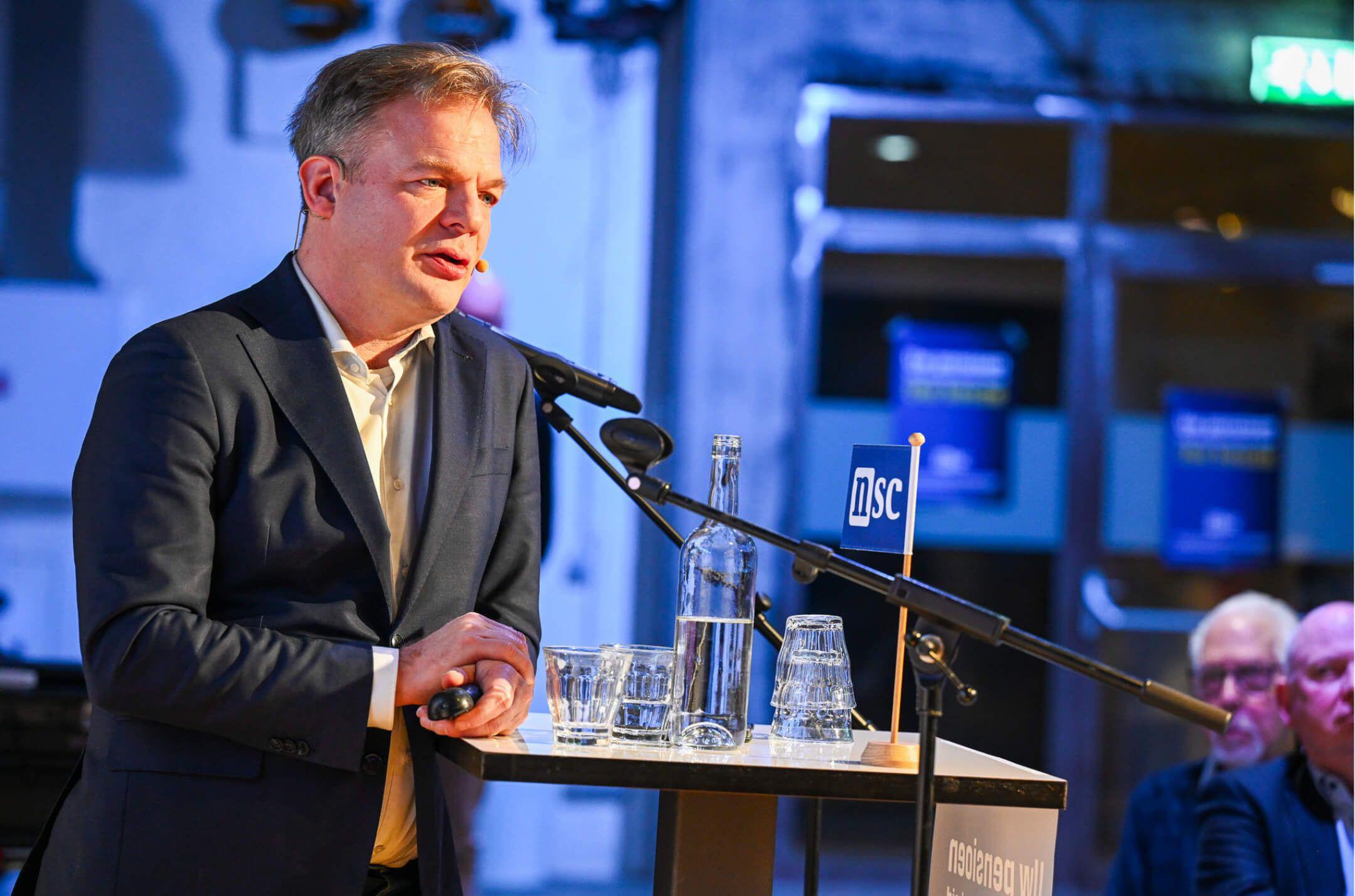 Pieter Omtzigt staat aan de spreektafel