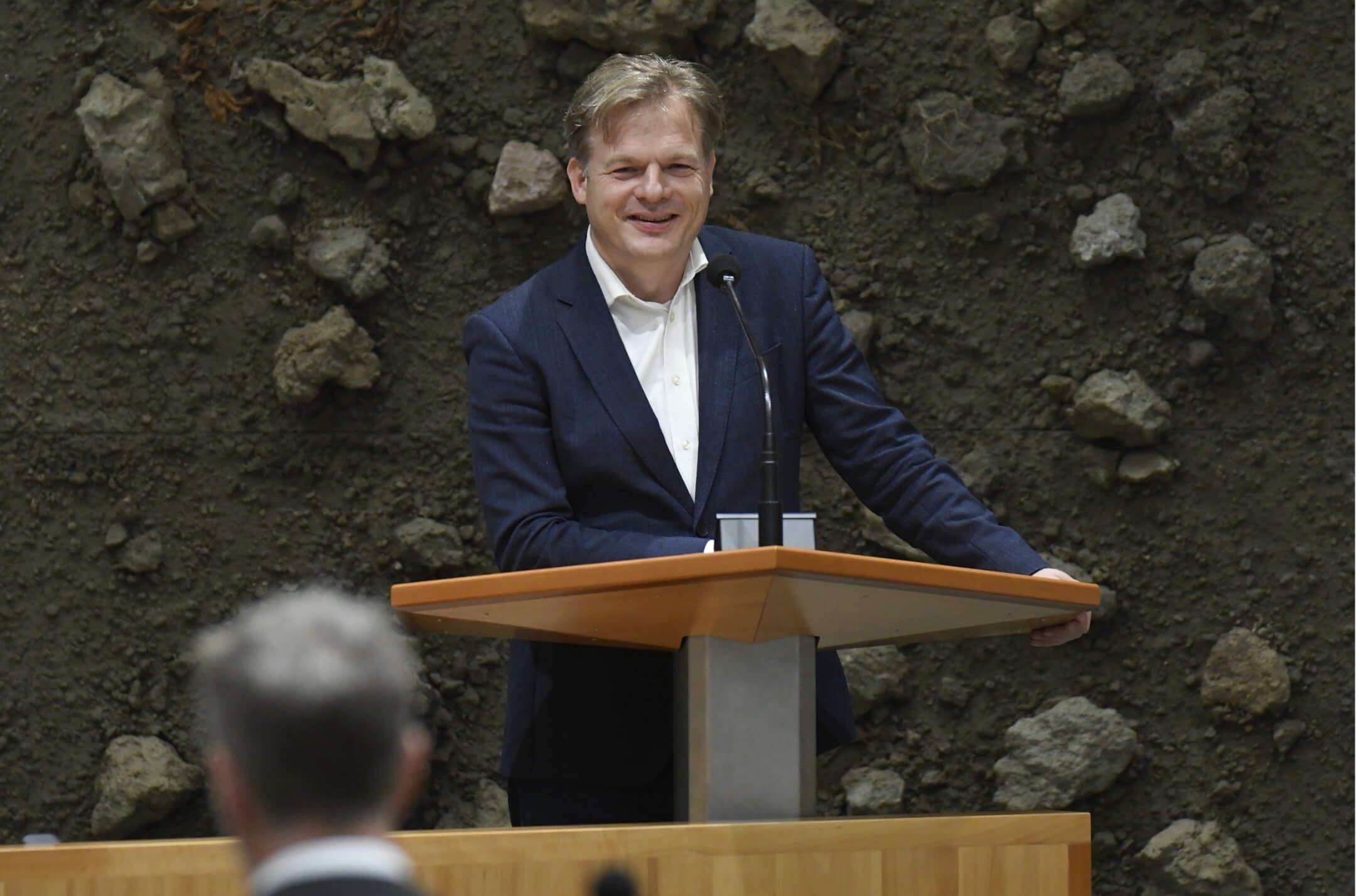 Pieter Omtzigt in de Tweede Kamer voor de spreektafel