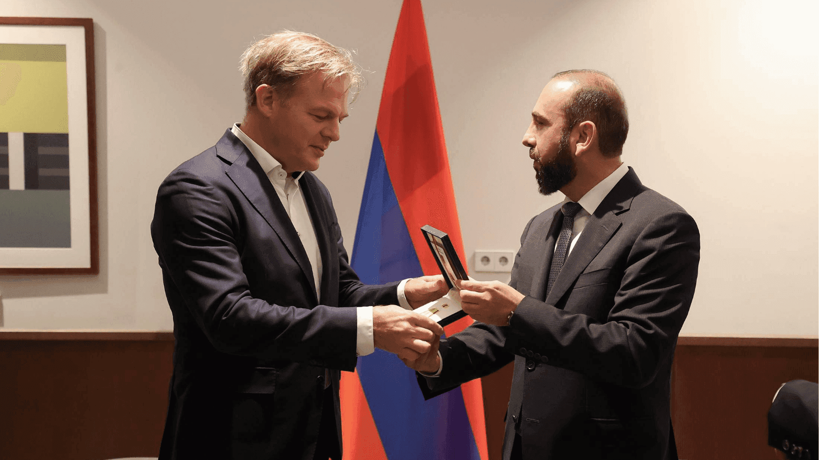 Pieter Omtzigt ontvangt medaille Armenië