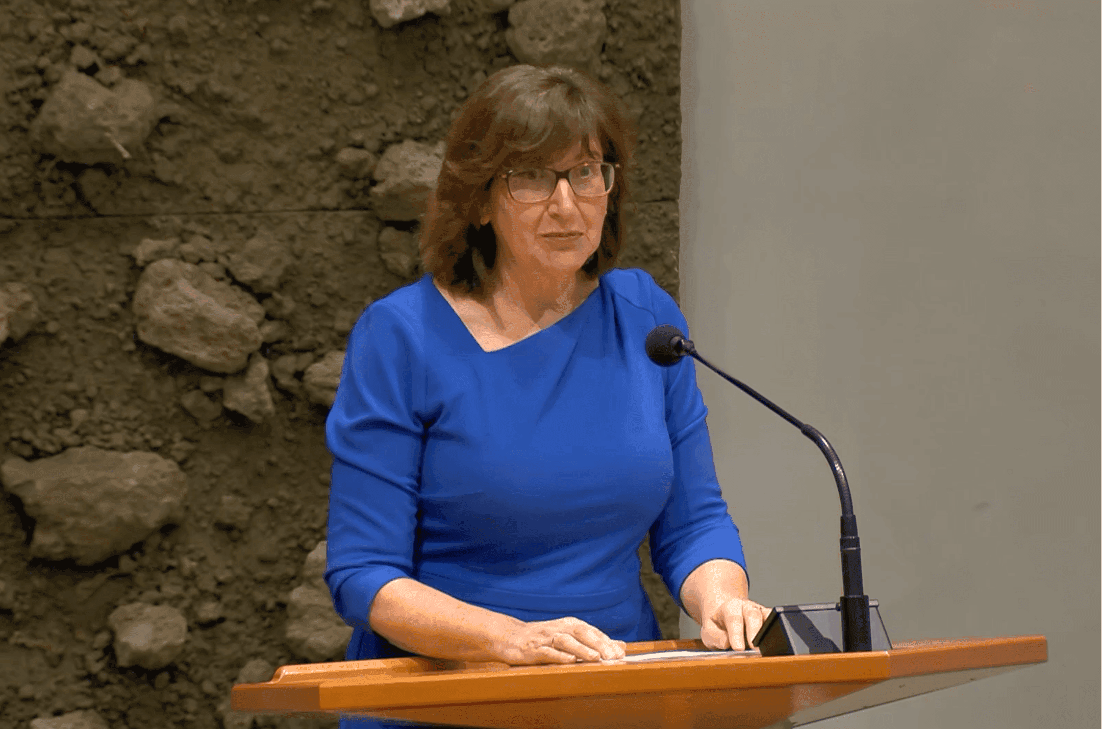 Ria de Korte in beeld in de plenaire zaal van de Tweede Kamer tijdens haar maidenspeech