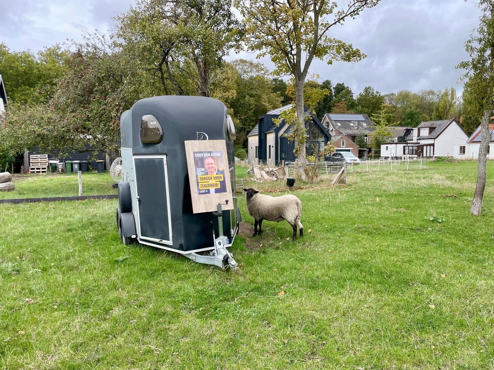 Verkiezingsposter op een schapentrailer op Schouwen-Duiveland
