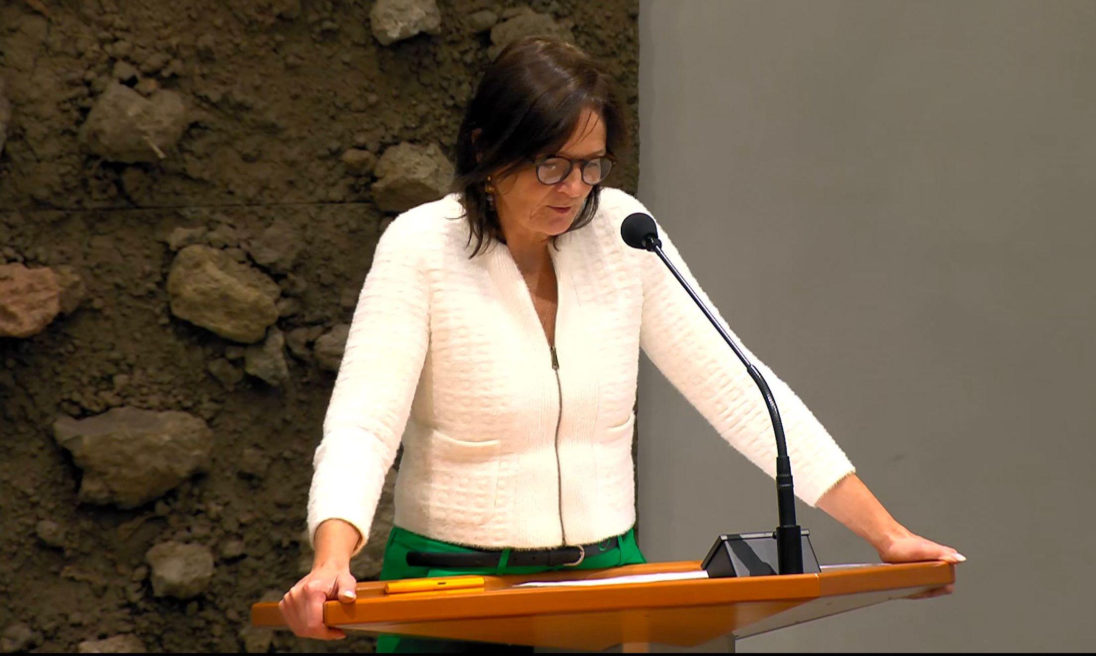 Nicolien van Vroonhoven in Kamer.