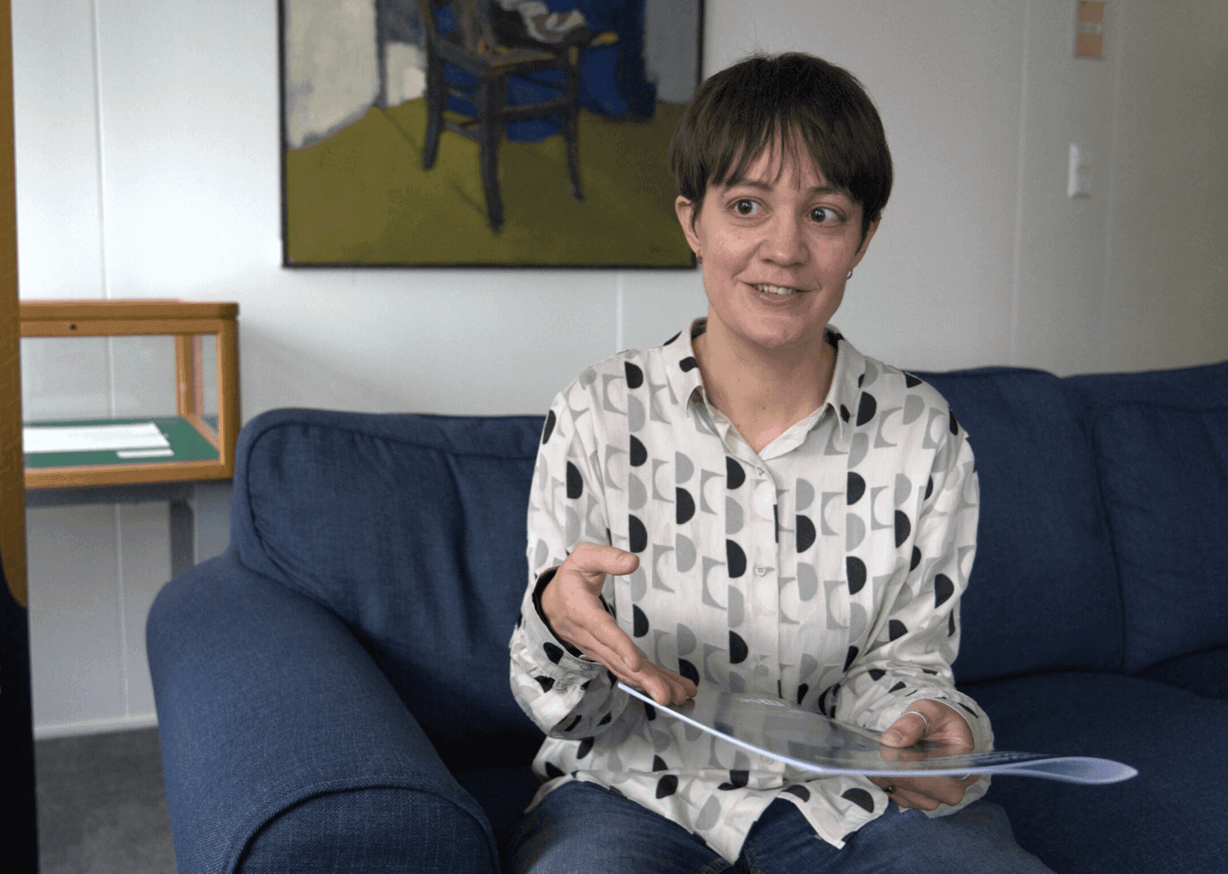 Agnes Joseph op de bank